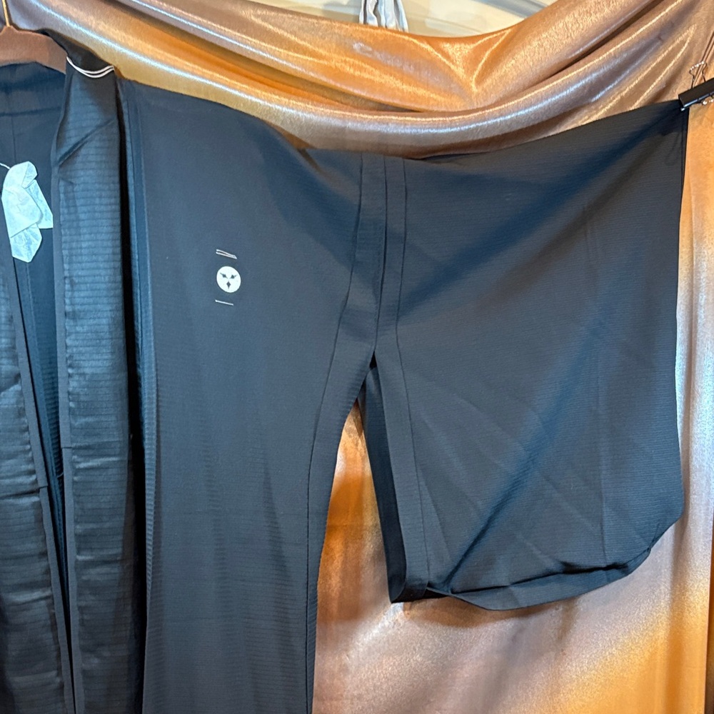 Elegant‎ xlt Black Kimono by ‘Naomi’ that’s what the writing says. B5